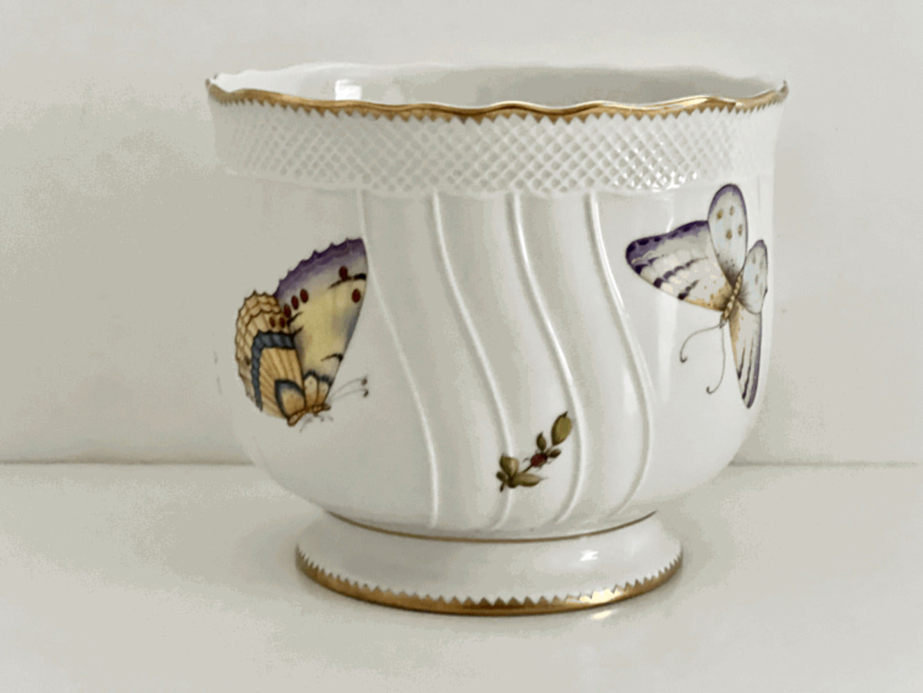 AD131 - Butterfly Large Round Cachepot by Anna Weatherley 1