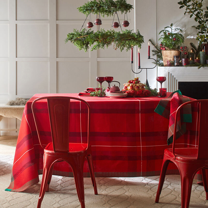Hiver en Ecosse Cotton Tablecloth in Red (69" x 98")