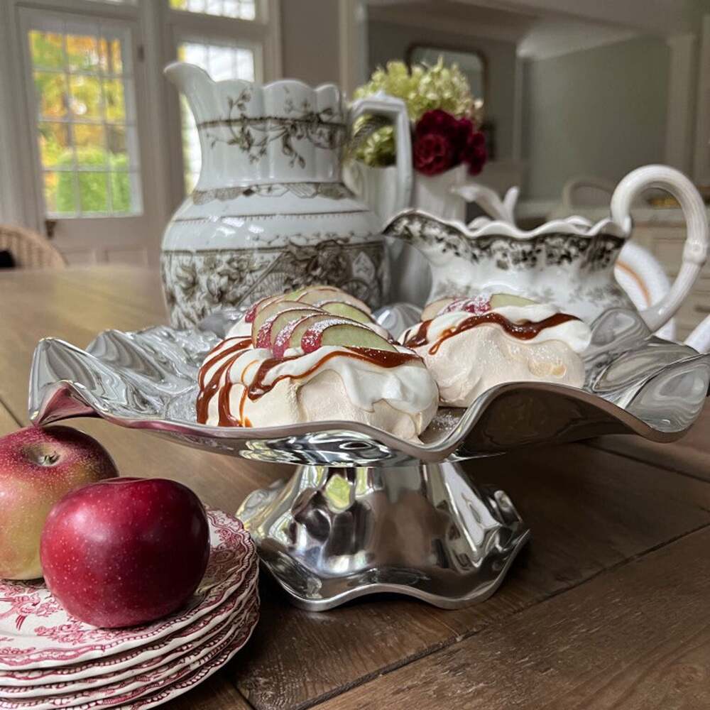 Pedestal Vento Olanes Cake Plate by Beatriz Ball