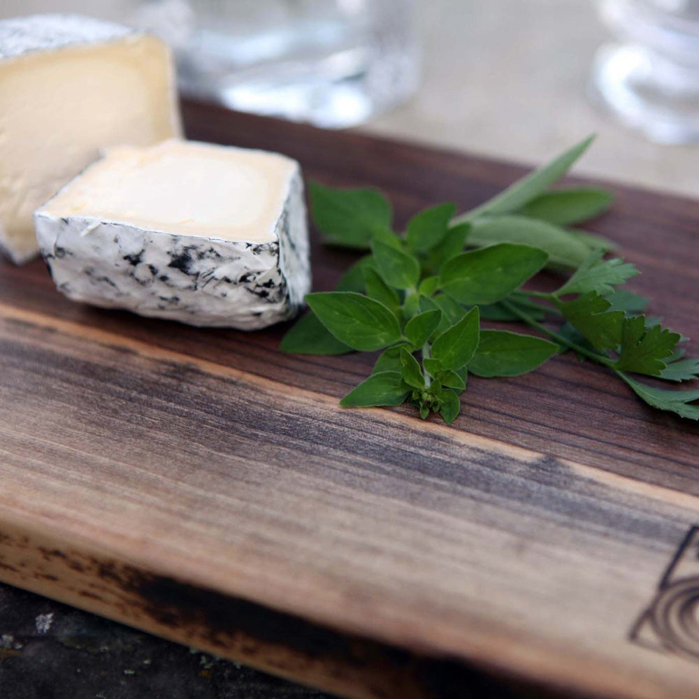 Live Edge Medium Single Wood Cutting Board Walnut by Andrew Pearce Additional Image - 2