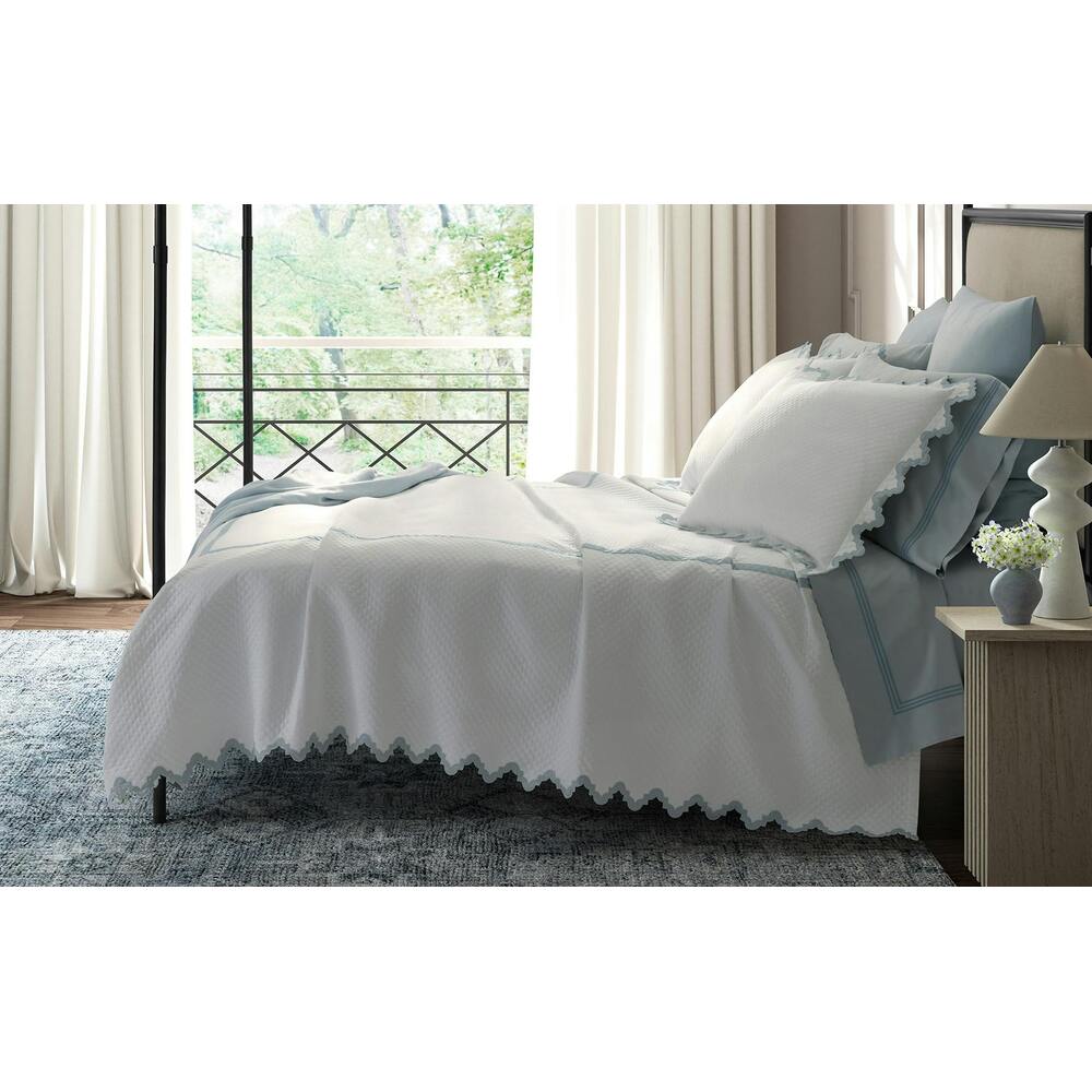 Aziza Matelasse Coverlet Champagne 1