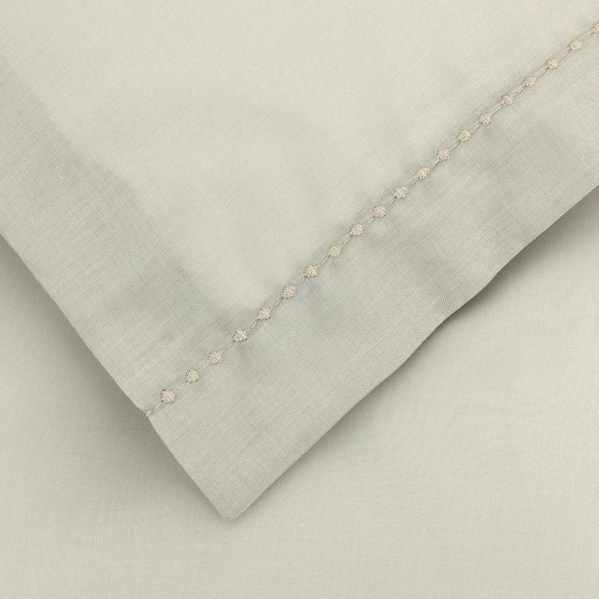 Batiste Bed Collections by Yves Delorme 11