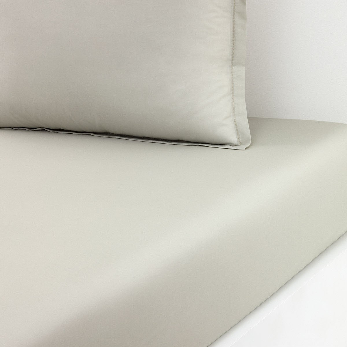 Batiste Bed Collections by Yves Delorme 25
