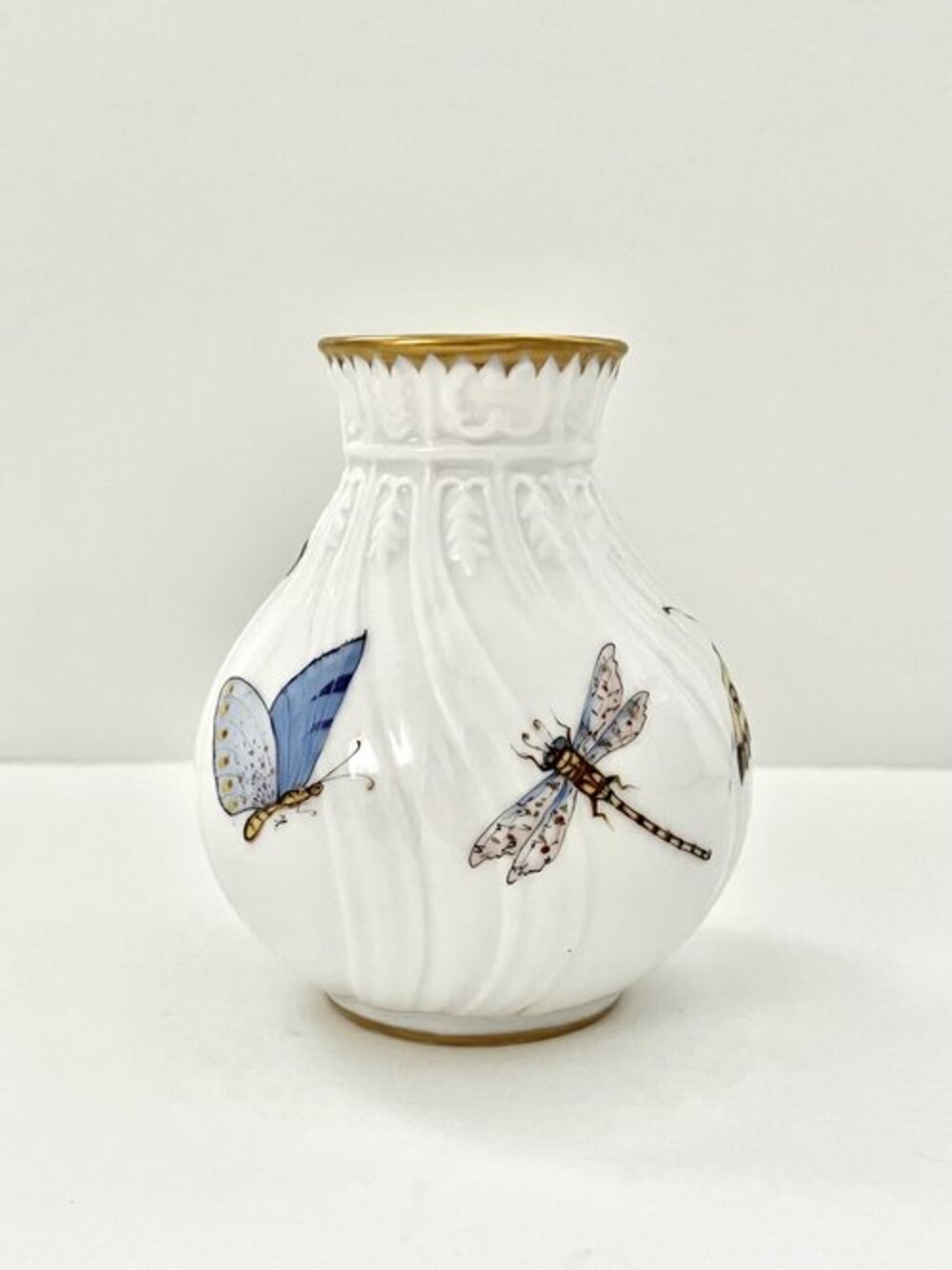 M253 - Bud Vase by Anna Weatherley 1