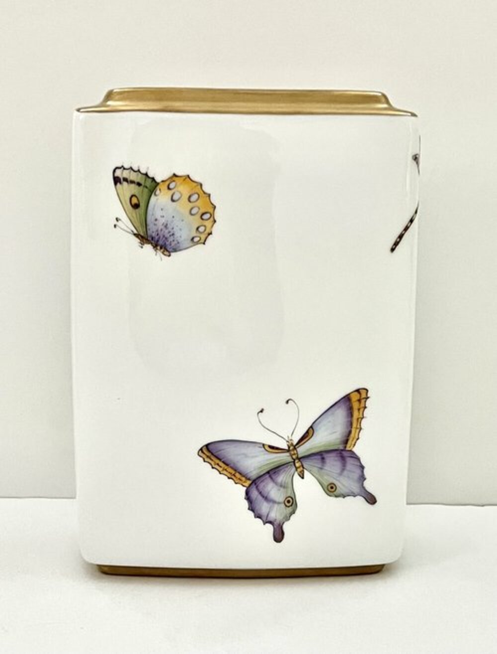 M399 - White Flower Vase by Anna Weatherley 1